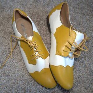 Yellow & White Two-Tone Oxfords Size 8/9